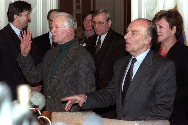 Za razliku od današnjih političkih vođa, Izetbegović životu nije pristupao konformistički i trpio je političke progone, a stranačko djelovanje nije imalo prioritet nad državničkim 