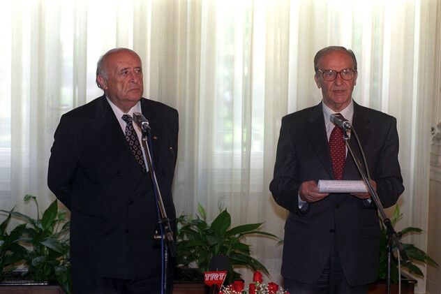 Za razliku od današnjih političkih vođa, Izetbegović životu nije pristupao konformistički i trpio je političke progone, a stranačko djelovanje nije imalo prioritet nad državničkim 
