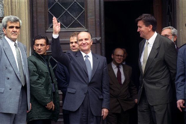 Za razliku od današnjih političkih vođa, Izetbegović životu nije pristupao konformistički i trpio je političke progone, a stranačko djelovanje nije imalo prioritet nad državničkim 