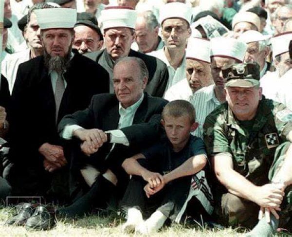 Ova je slika dokaz te ljudske veličine; mislilac, predsjednik i vođa, uvijek uz svoj narod