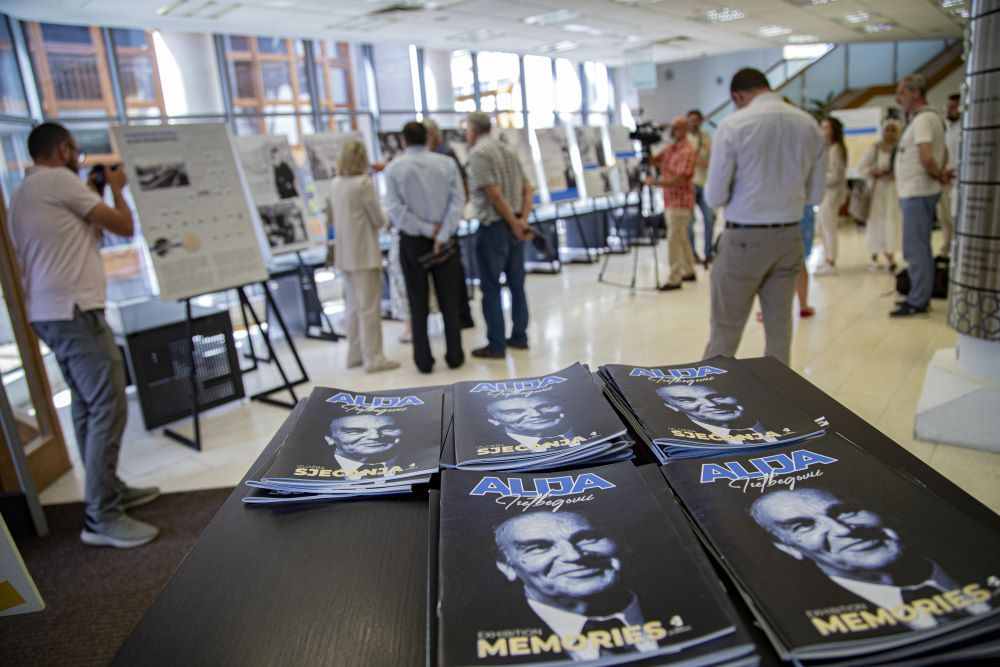 Organizator izložbe je Muzej 'Alija Izetbegović', u saradnji sa Gazi Husrev-begovom bibliotekom