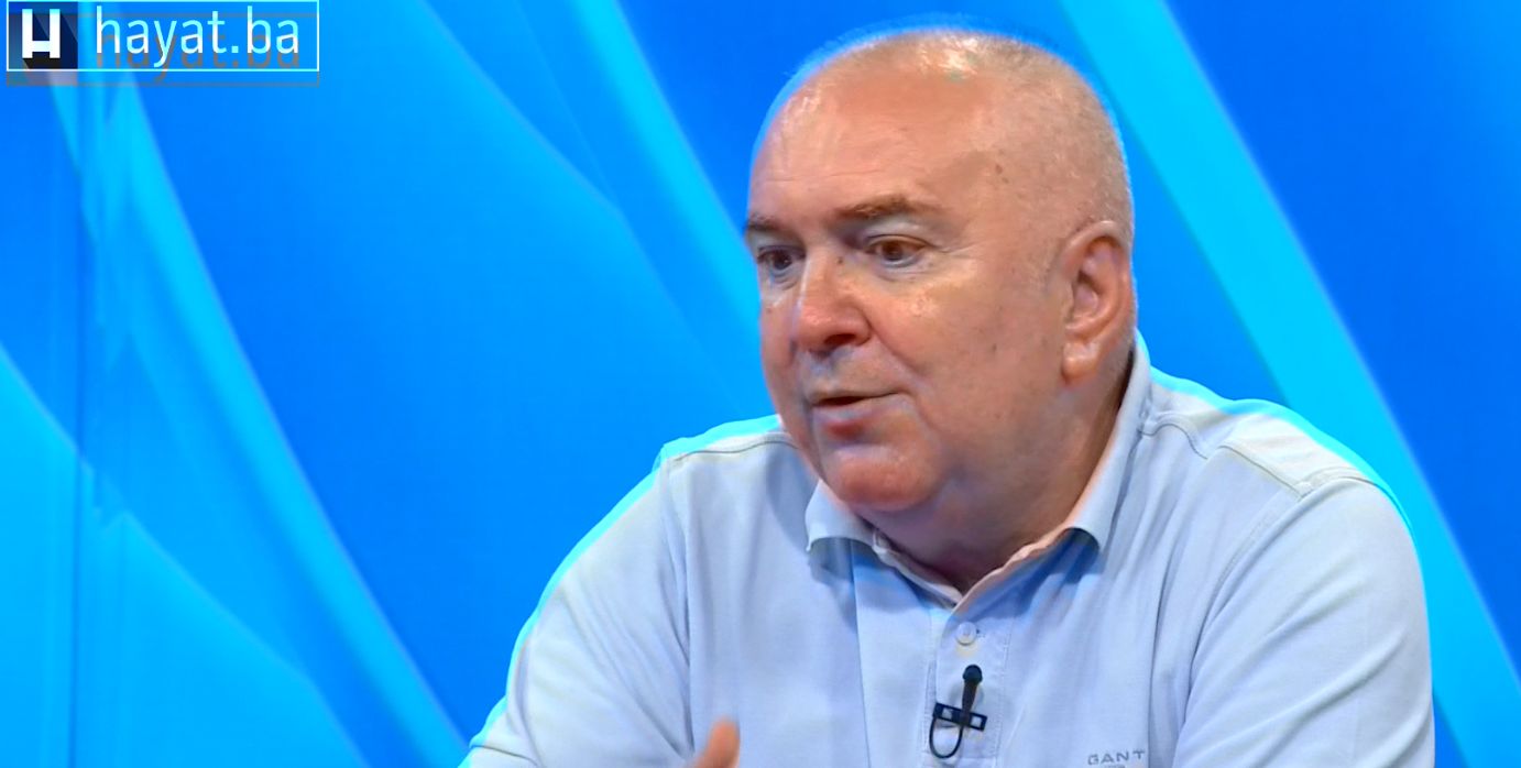 Svi lažu samo oni ne, svi ih napadaju samo oni nikog, čitav svijet je protiv njih, a gospodari su života i smrti u BiH, naveo je Bečarević
