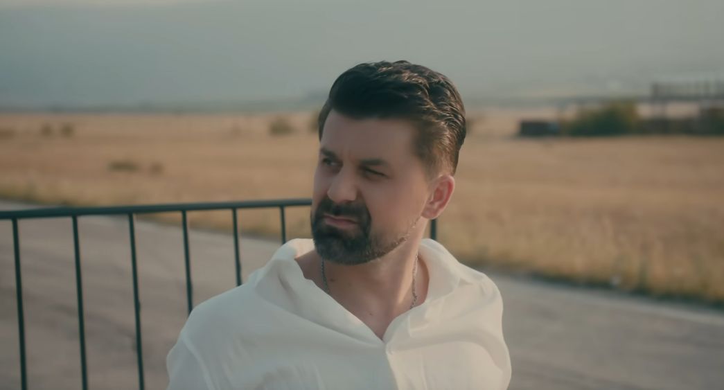 Pjesma je brza, moderna, ljetna i siguran sam da će se dopasti publici, koja zaslužuje da od mene čuje nešto novo