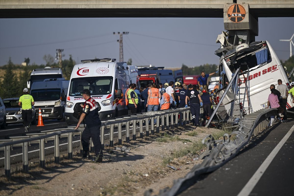 Autobus koji je sobraćao na relaciji Izmir-Agri sletio s puta i udario u stub mosta, povrijeđeno je 26 osoba
