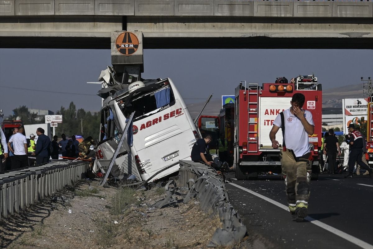 Autobus koji je sobraćao na relaciji Izmir-Agri sletio s puta i udario u stub mosta, povrijeđeno je 26 osoba