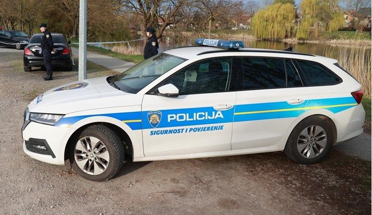 Uslijed toga, automobil se pokrenuo vožnjom unatrag i stražnjim dijelom udario u pješake, ženu (35) i dijete koji su se kretali nogostupom te ih potisnuo prema betonskom zidu