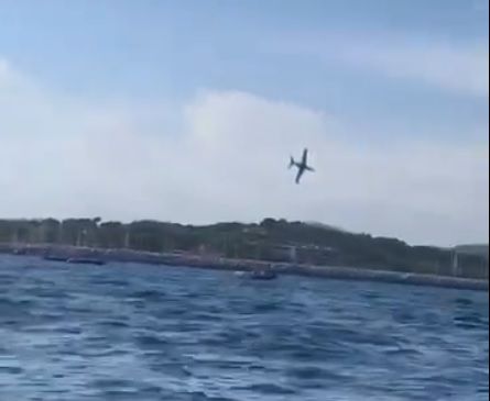 Na društvenim mrežama, uključujući i platformu X, videosnimci koje su snimili amateri pokazuju kako se avion srušio na otvorenom moru usred nekoliko čamaca