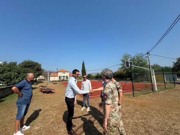 Prethodno su igralište u ovom naselju oblijepili stikerima sa kukastim krstovima, slovom "U" i natpisom "HVO".