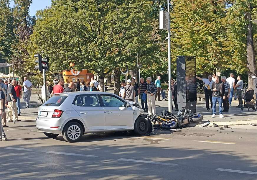 Usljed sudara automobila i motocikla, D.B. i putnik na motociklu M.M. su pali preko navedenog automobila na pješačku stazu
