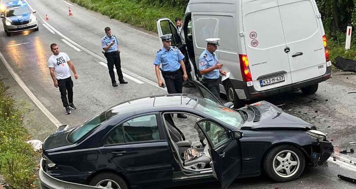 Na mjestu događaja nalazi se policija koja bi trebalo da obavi uviđaj