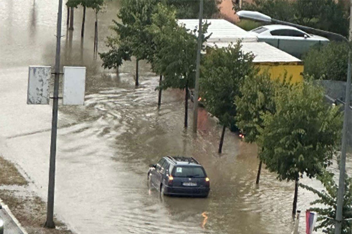 Pod vodom je i nekoliko ulica u naselju Rebrovac, kao i naselju Kočićev vijenac.