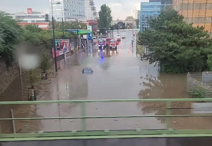 Vatrogasne službe u glavnom gradu pozvane su u subotu više od 450 puta jer su pljuskovi izazvali haos u saobraćaju i poremetili željeznički saobraćaj