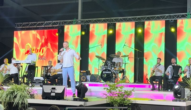 Nezaboravno veče upriličeno je u sportskoj dvorani “Luke” u Bihaću s eminentnim pjevačima i vrhunskim muzičkim ostvarenjima