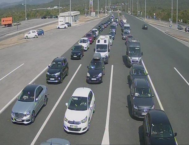 Zbog prevrnutog teretnog vozila obustavljen je saobraćaj na magistralnom putu Višegrad-Vardište, u mjestu Vardište