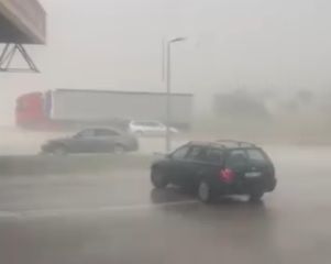 Ranije danas su helikopteri odbranili kuće od vatrene stihije u selu Granica