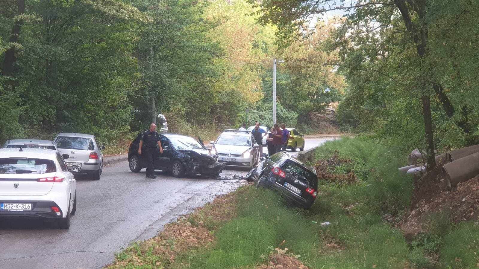 Nesreća se desila u poslijepodnevnim satima, a jedna osoba je zadobila lakše tjelesne povrede.