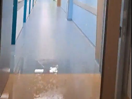 Kiša koja i dalje pada donijela je nevolje vozačima, jer su ulice mahom bile poplavljene