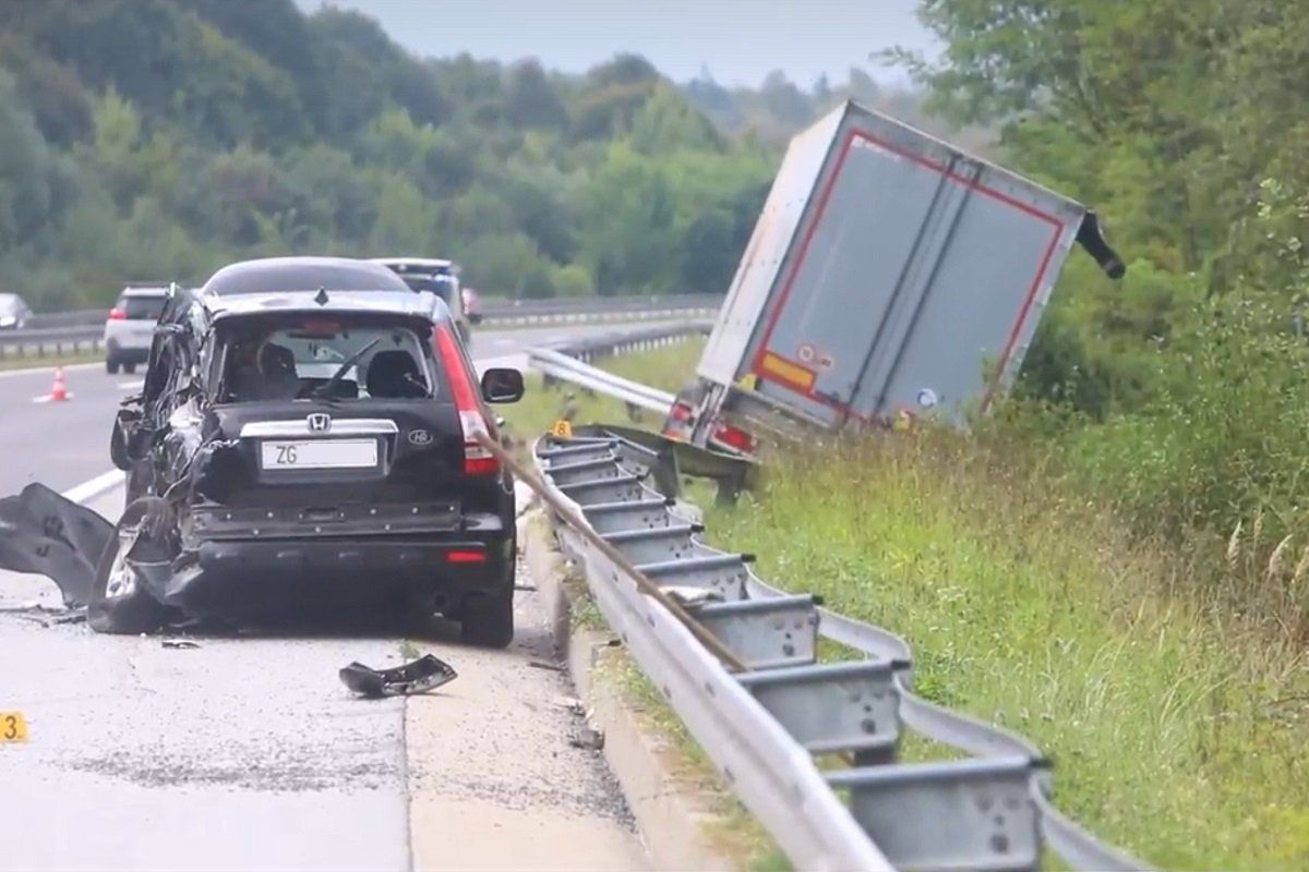 U zaustavnoj je traci udario u zaustavljeni lični automobil zagrebačkih registarskih oznaka i u 68-godišnjeg vozača koji je u trenutku naleta stajao pored vozila