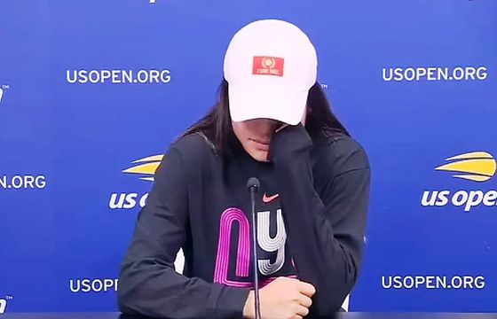 Britanka Emma Raducanu govorila je na konferenciji za medije o ispadanju u prvom kolu US Opena od Amerikanke Sofije Kenin pa se tom prilikom i rasplakala.