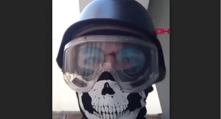 Ministar unutarnjih poslova Ali Yerlikaya je kazao kako je policija uhapsila osumnjičenog nakon, kako je opisao, nasumičnog napada