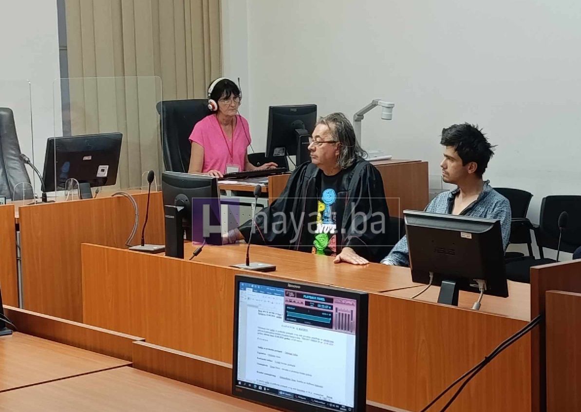 Uviđajem u stanu u ulici Husrefa Redžića, utvrđeno je da je žrtva imala povrede nanesene hladnim oružjem u predjelu vrata