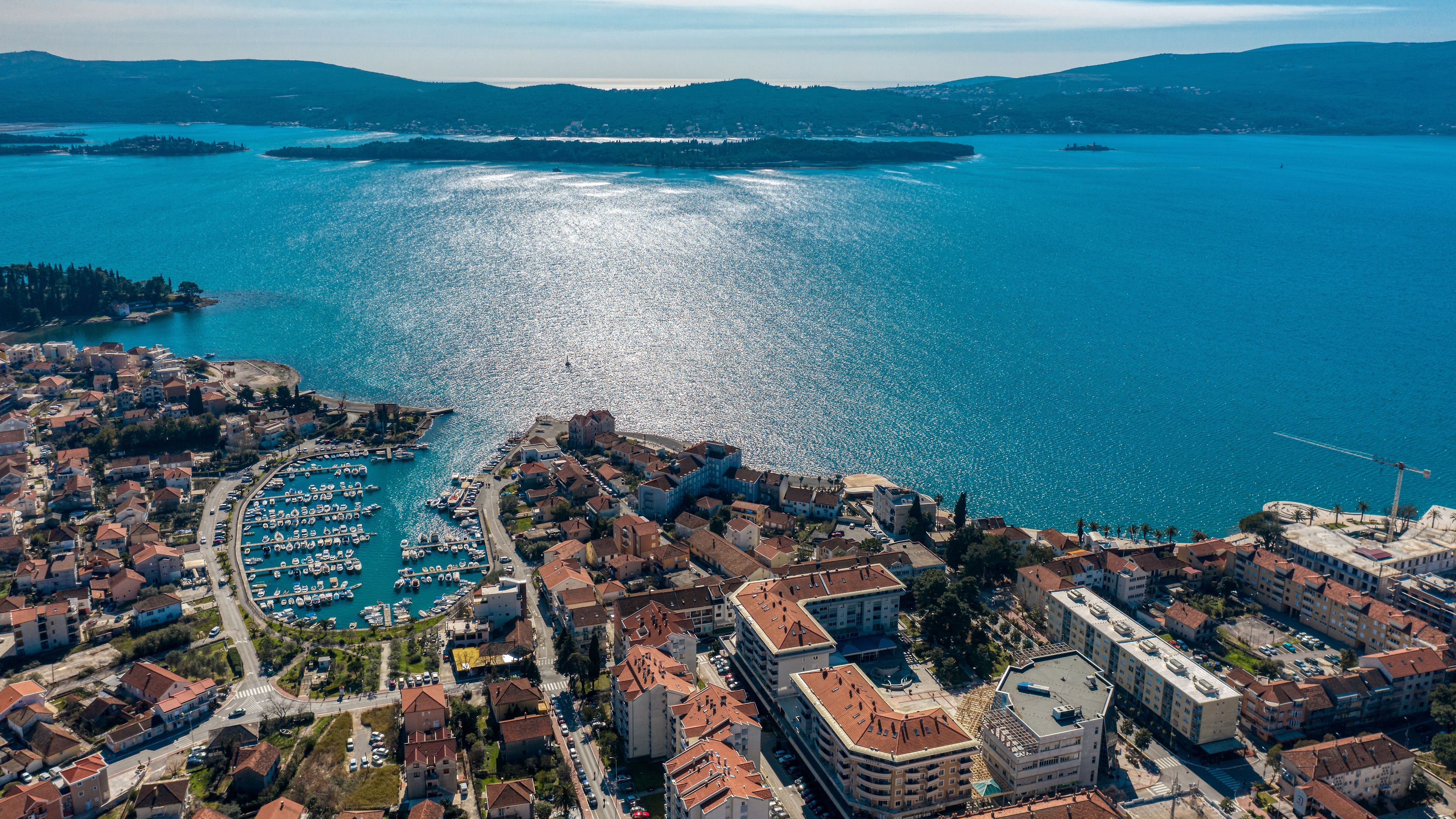 Oko 14.30 sati u moru u blizini plaže hotela Kamelija u Tivtu proađeno je tijelo muškarca