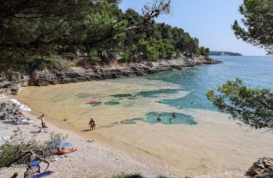 Ovaj neobični fenomen može se vidjeti nekoliko puta godišnje na površini mora na hrvatskoj obali