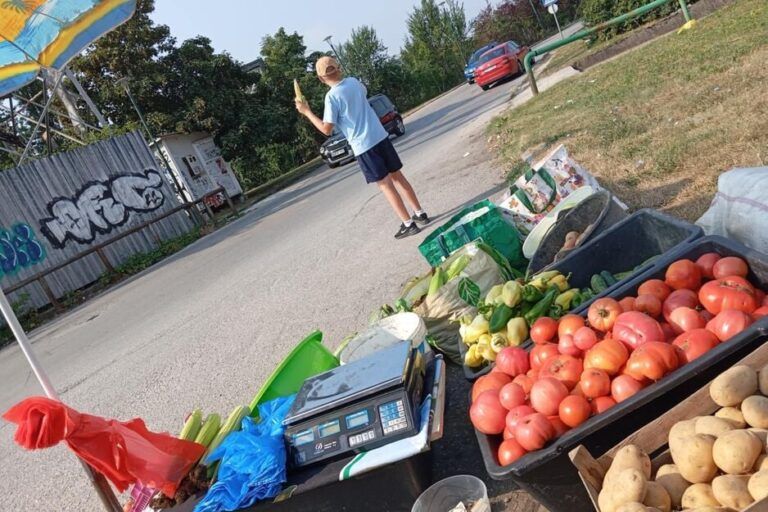 Faris vodi vlastiti YouTube kanal na kojem redovito objavljuje snimke pripreme robe za prodaju i svog rada na štandu