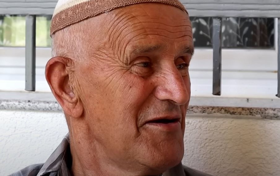 Prije nekoliko godina počeo je da se druži da jednom gospođom, ali to nije dugo trajalo