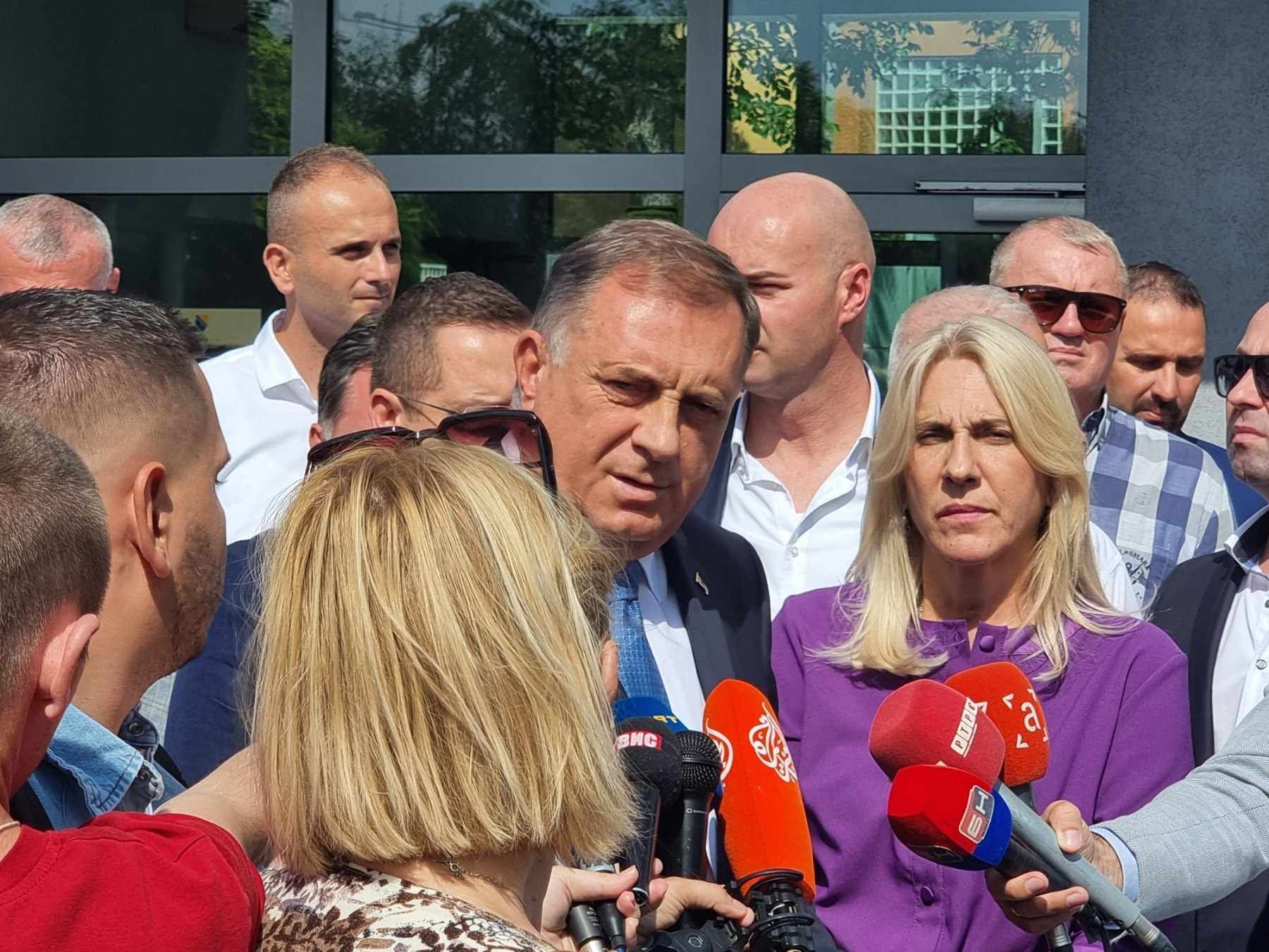 Za razliku od prethodnih slučajeva kada je išao u Istočno Sarajevo nakon ročišta da održi press konferenciju, obratio se ispred Suda BiH