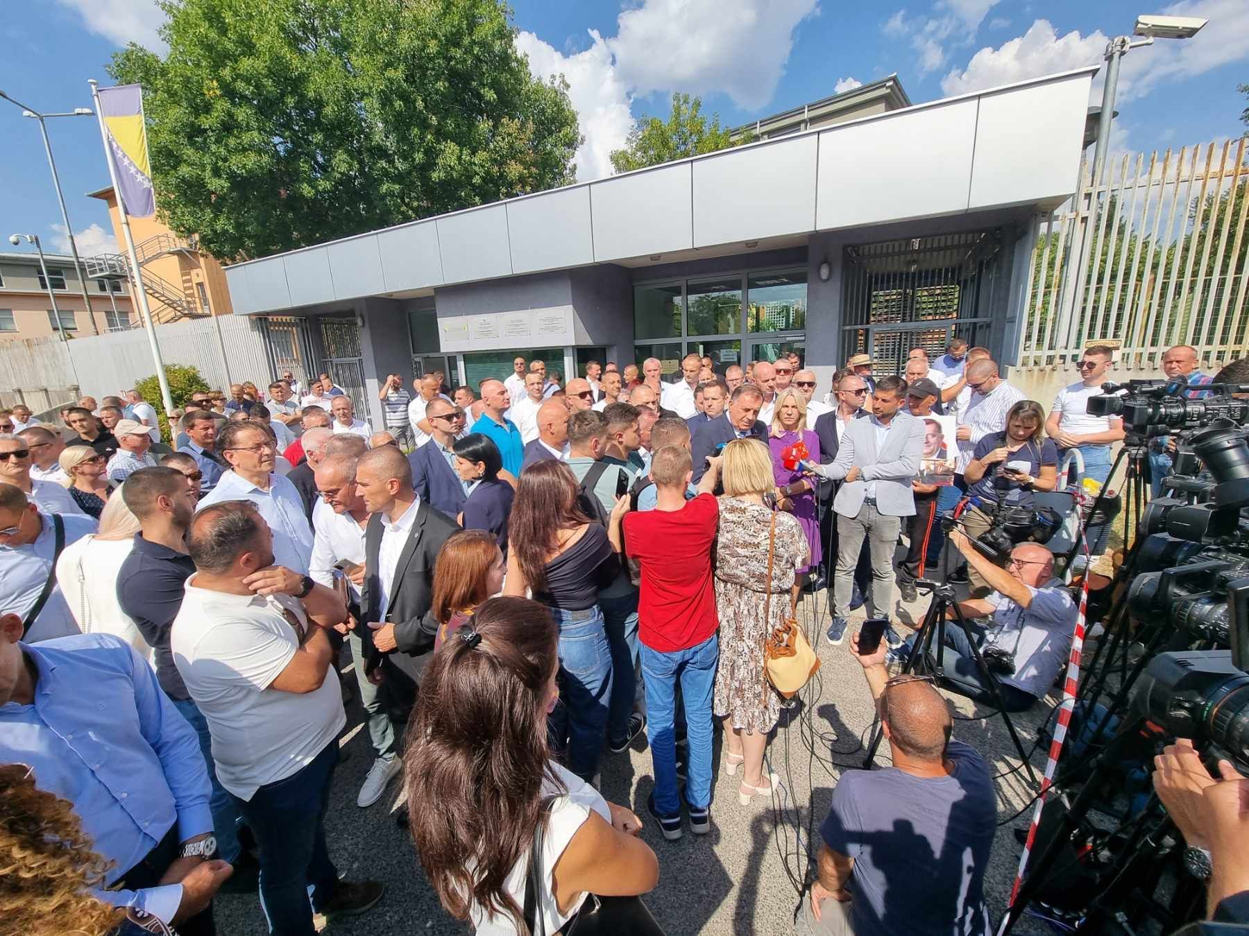 Za razliku od prethodnih slučajeva kada je išao u Istočno Sarajevo nakon ročišta da održi press konferenciju, obratio se ispred Suda BiH