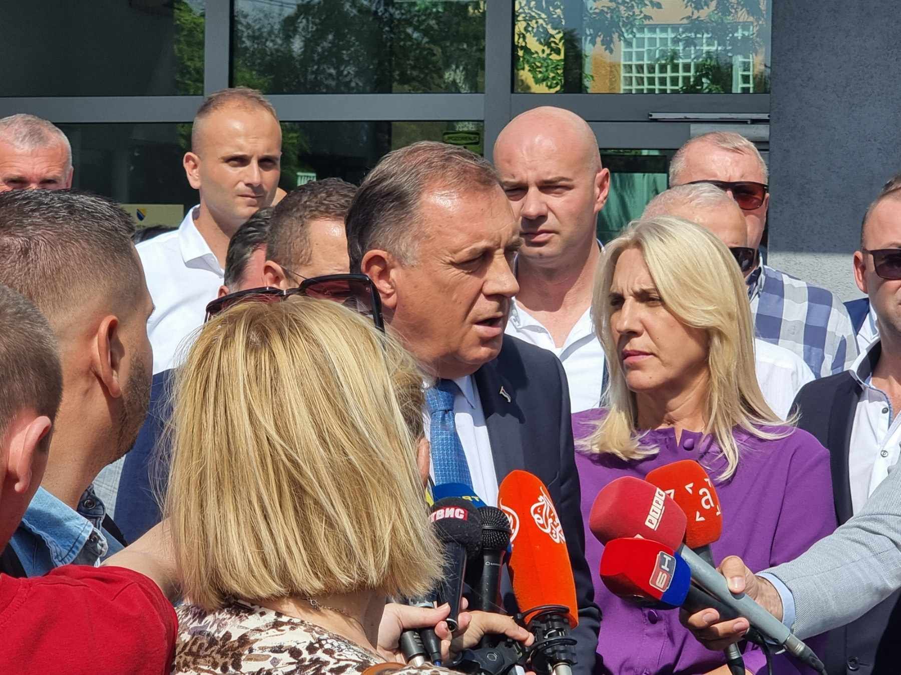 Za razliku od prethodnih slučajeva kada je išao u Istočno Sarajevo nakon ročišta da održi press konferenciju, obratio se ispred Suda BiH