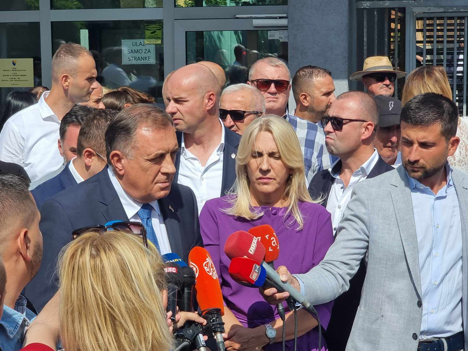 Za razliku od prethodnih slučajeva kada je išao u Istočno Sarajevo nakon ročišta da održi press konferenciju, obratio se ispred Suda BiH