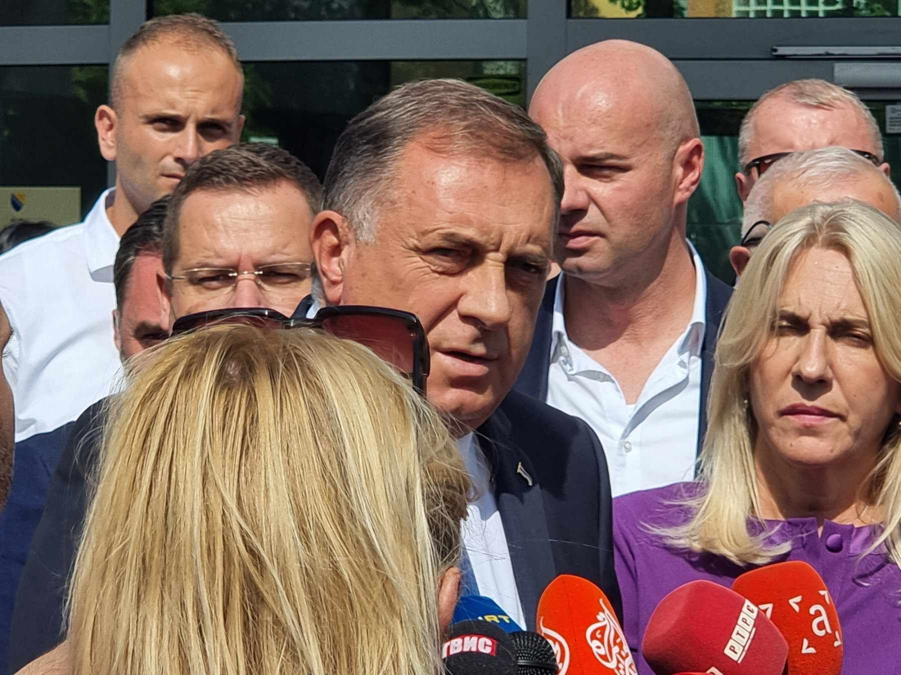 Za razliku od prethodnih slučajeva kada je išao u Istočno Sarajevo nakon ročišta da održi press konferenciju, obratio se ispred Suda BiH