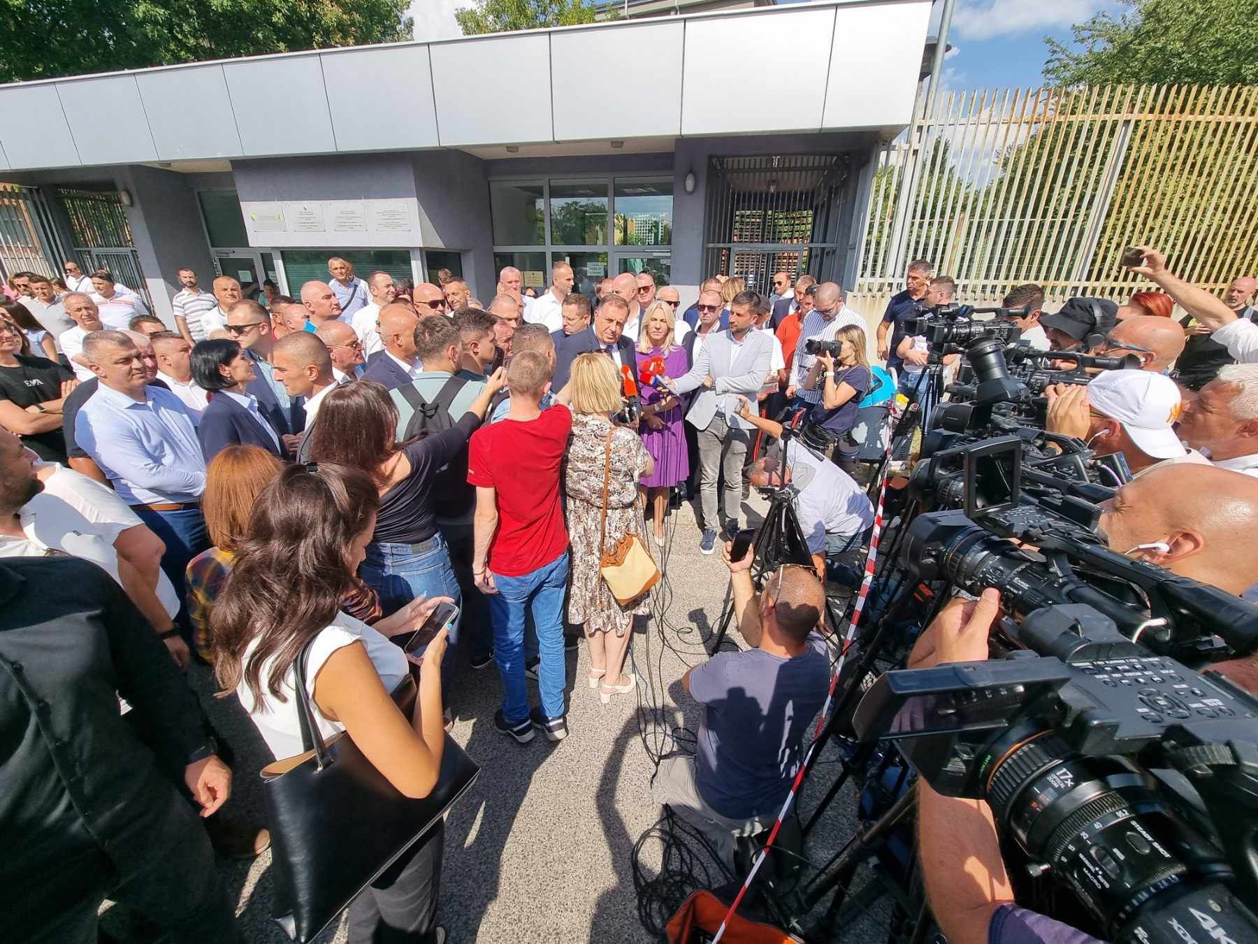 Za razliku od prethodnih slučajeva kada je išao u Istočno Sarajevo nakon ročišta da održi press konferenciju, obratio se ispred Suda BiH