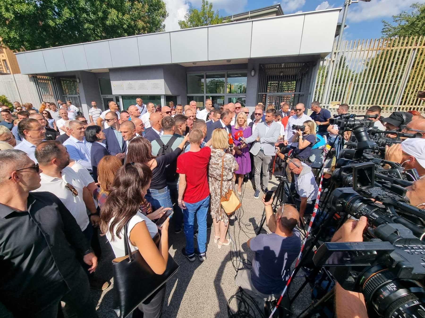 Za razliku od prethodnih slučajeva kada je išao u Istočno Sarajevo nakon ročišta da održi press konferenciju, obratio se ispred Suda BiH