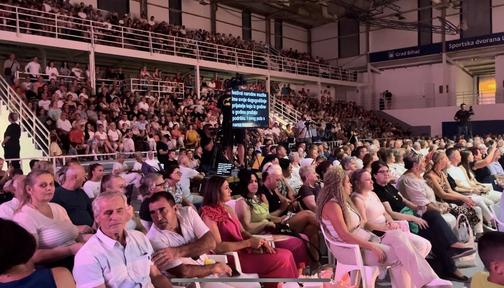 Publika je dvoranu “Luke” i ove noći ispunila do posljednjeg mjesta