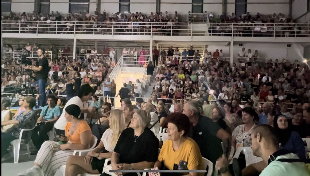Publika je dvoranu “Luke” i ove noći ispunila do posljednjeg mjesta
