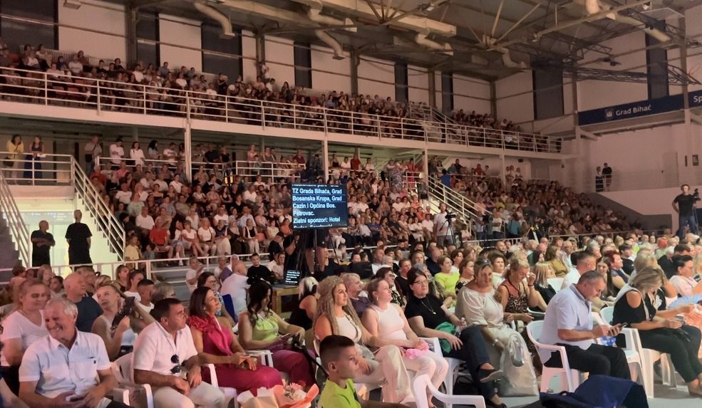 Publika je dvoranu “Luke” i ove noći ispunila do posljednjeg mjesta