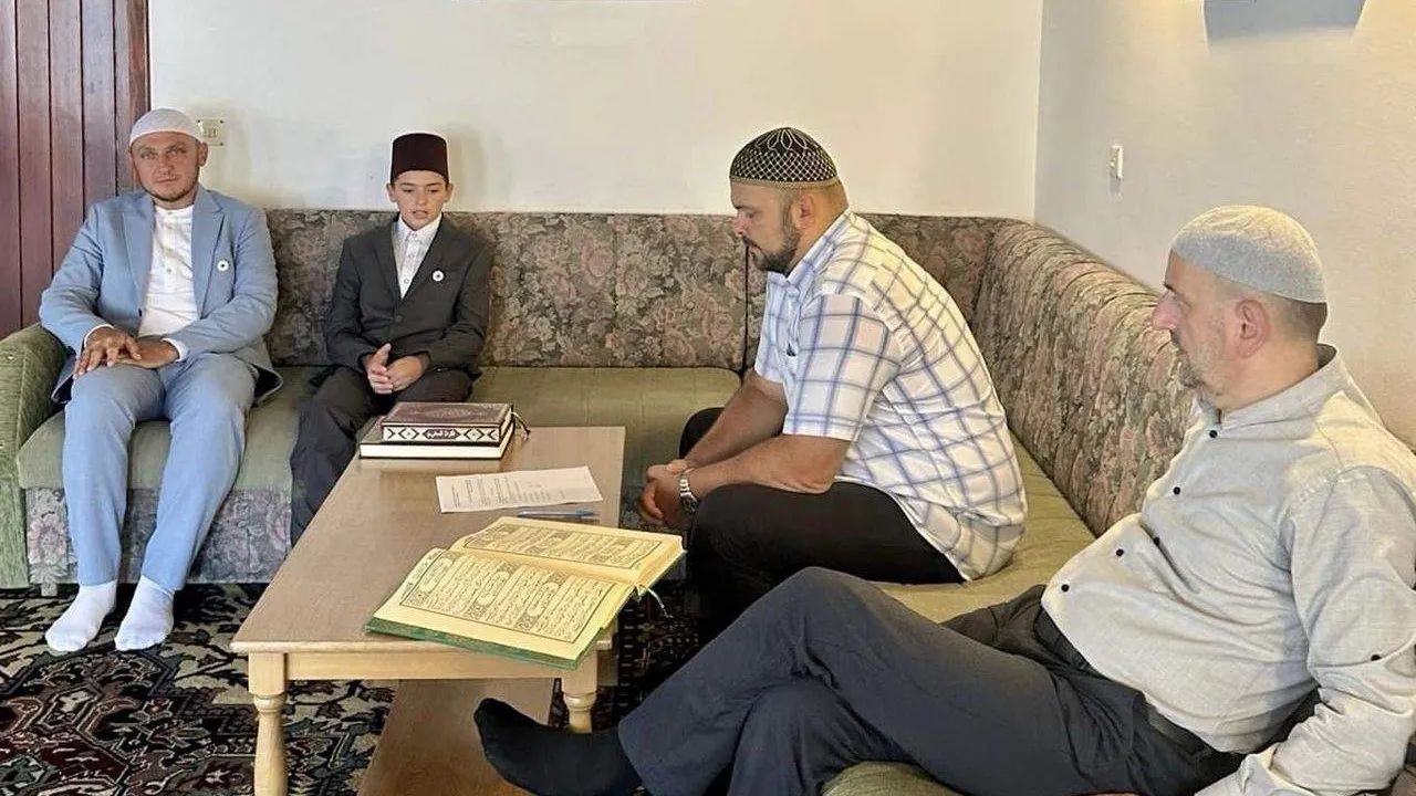 Polaznik je mekteba džemata Kamičani i škole hifza koju vodi njegov muhaffiz hafiz Amir-ef. Mahić
