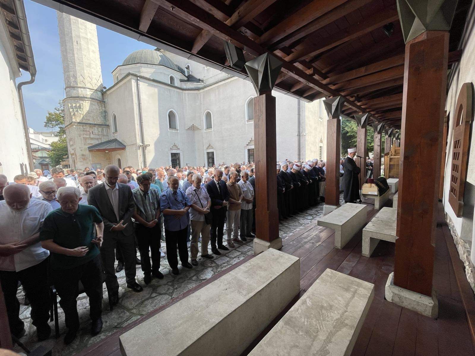 Danas u 15.00 sati, dženaza će se obaviti u Teočaku, gdje će profesor biti i ukopan.