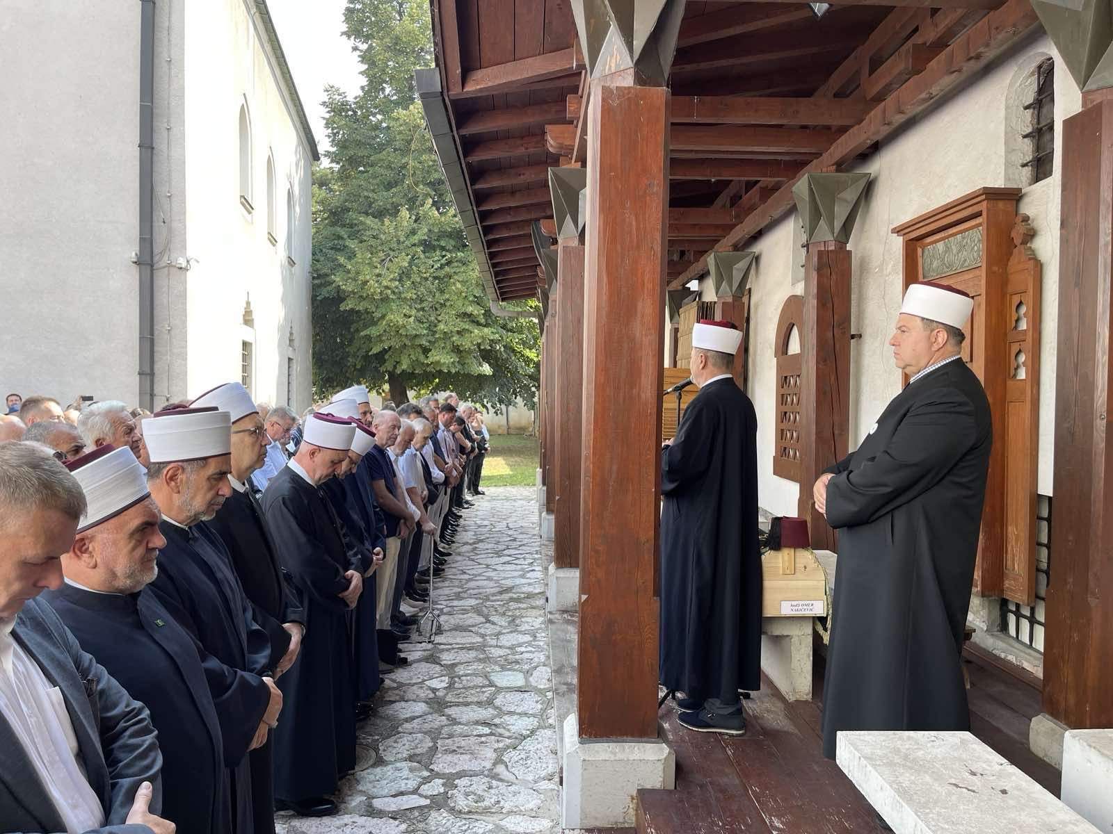 Danas u 15.00 sati, dženaza će se obaviti u Teočaku, gdje će profesor biti i ukopan.