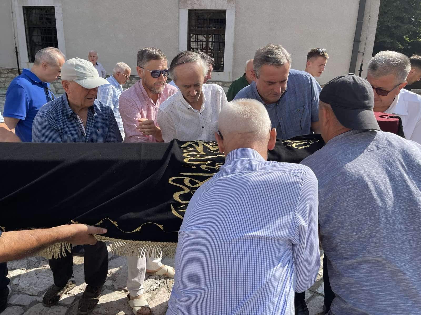 Danas u 15.00 sati, dženaza će se obaviti u Teočaku, gdje će profesor biti i ukopan.