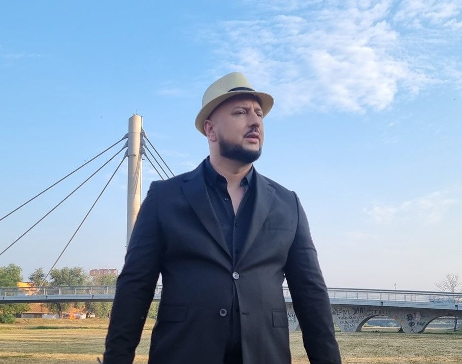 Pjesma je, zapravo,  priča o pokušaju da se pronađe sreća i razlog za osmijeh čak i kada su prošlost i tuga još prisutni. 