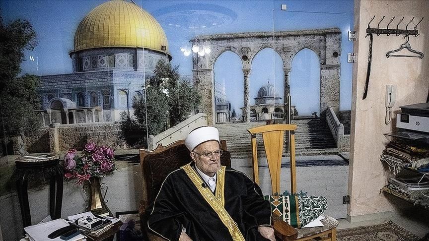 I ranije su ga pritvarale izraelske snage i mjesecima mu je bio zabranjen ulazak u džamiju Al-Aksa u okupiranom Istočnom Al-Qudsu