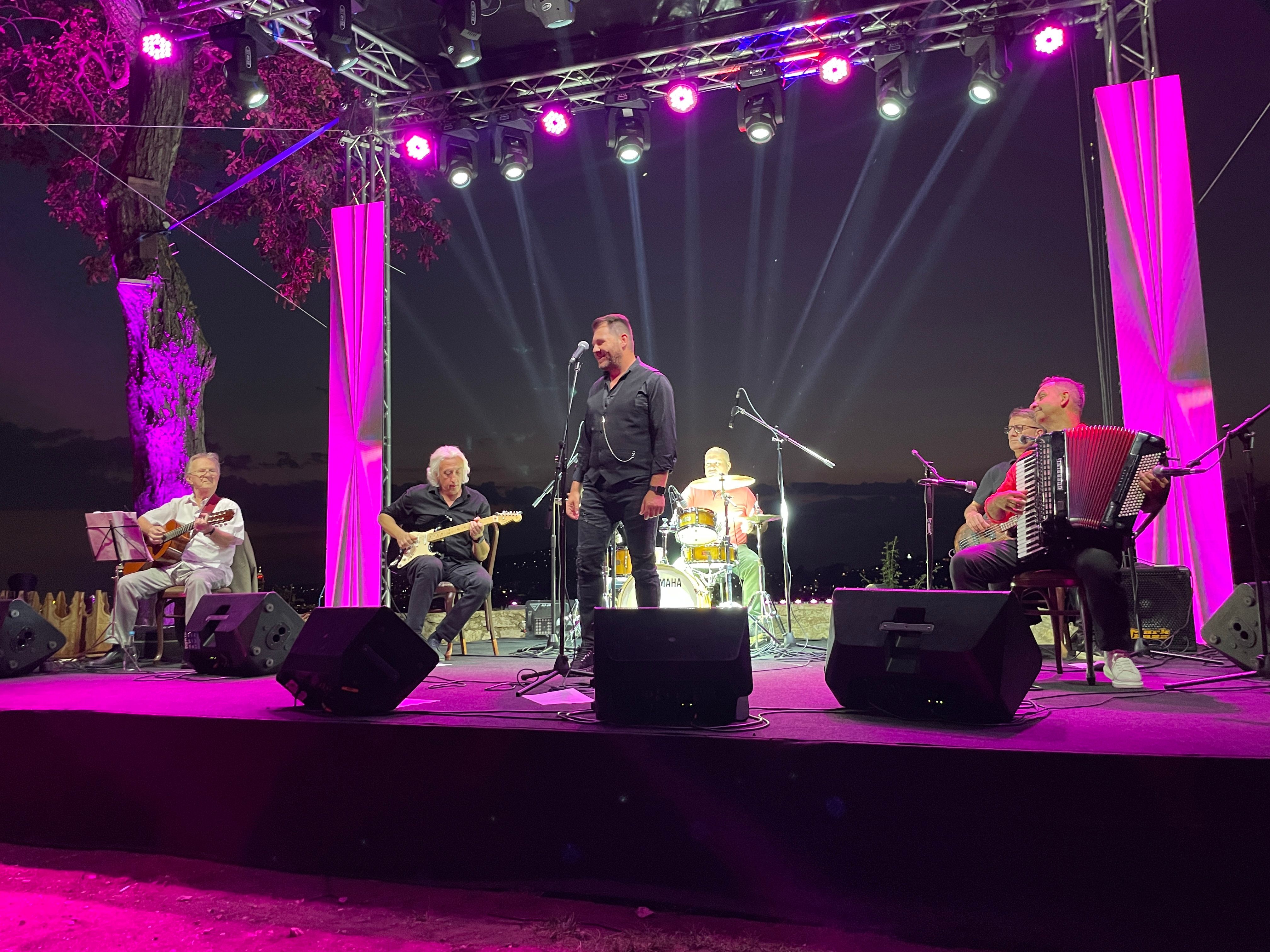 Zvuci “Kaldrme” otvorili su koncert Eldina Huseinbegovića