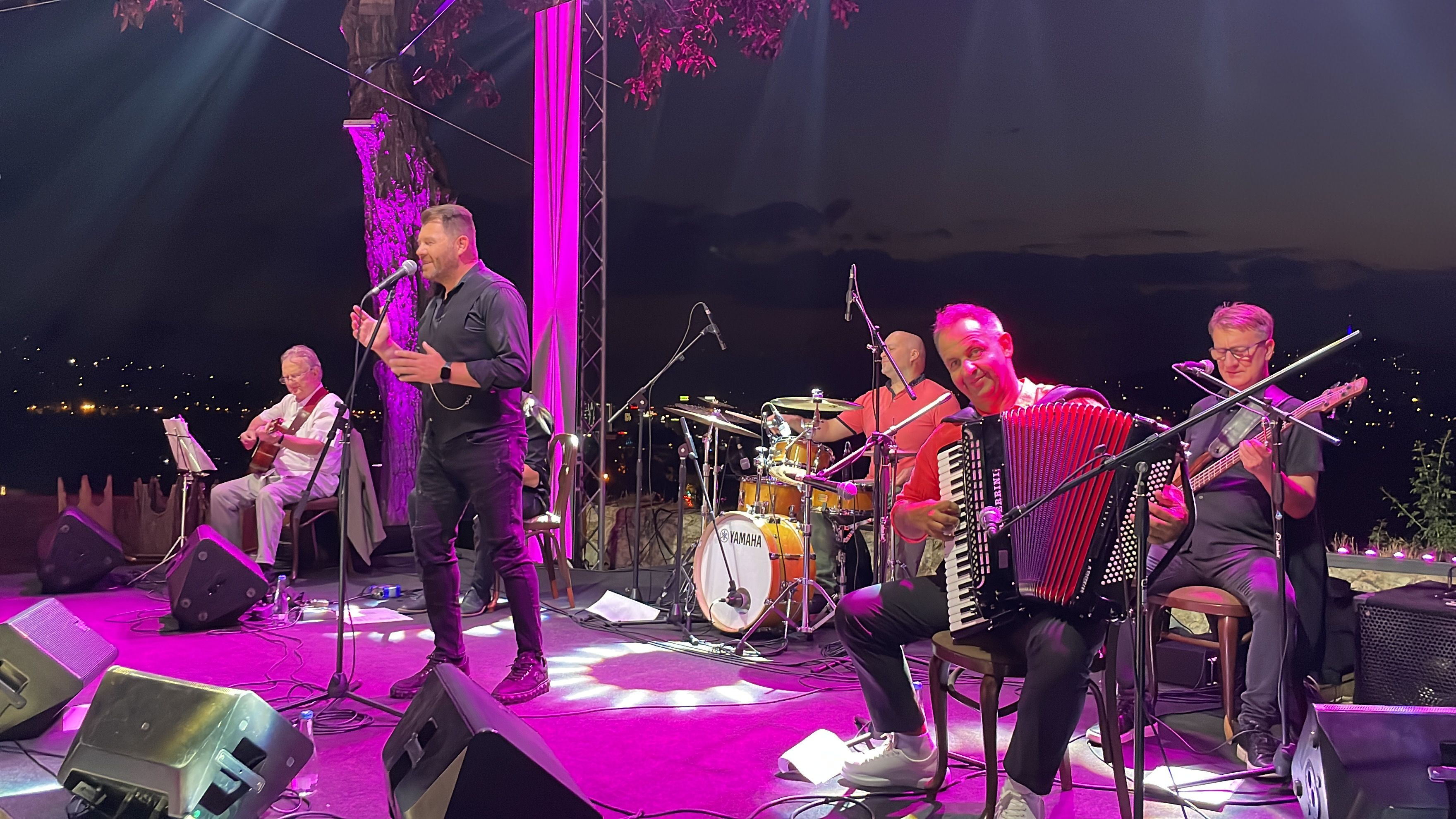 Zvuci “Kaldrme” otvorili su koncert Eldina Huseinbegovića