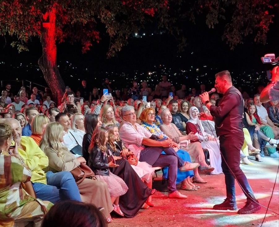 Magičan momenat je izazvao posebnu emociju kada je Eldin čestitao svojoj spruzi 11. godina braka.