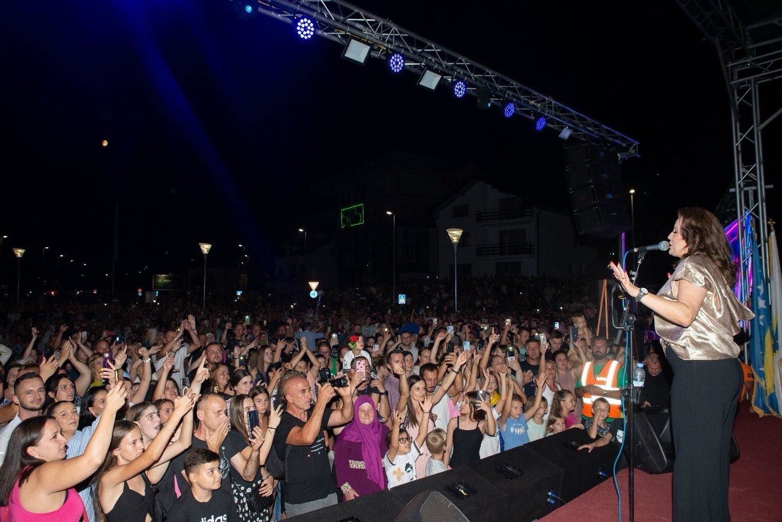 Elvira Rahić održala spektakularan koncert u Bužimu: Hiljade ljudi uživalo uz njene hitove