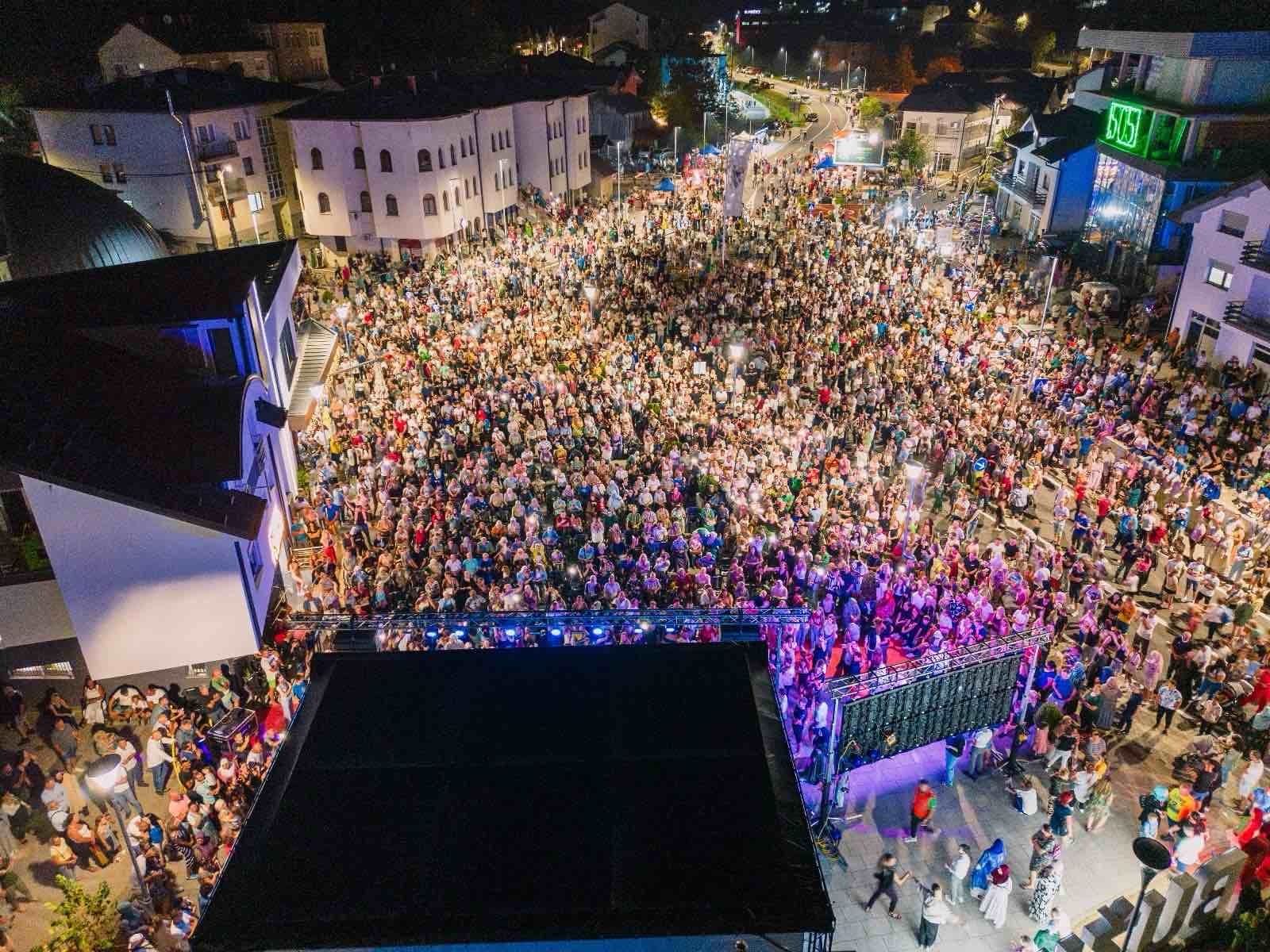 Elvira Rahić održala spektakularan koncert u Bužimu: Hiljade ljudi uživalo uz njene hitove